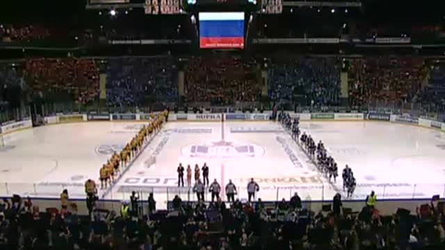 Команды исполняют гимн РФ