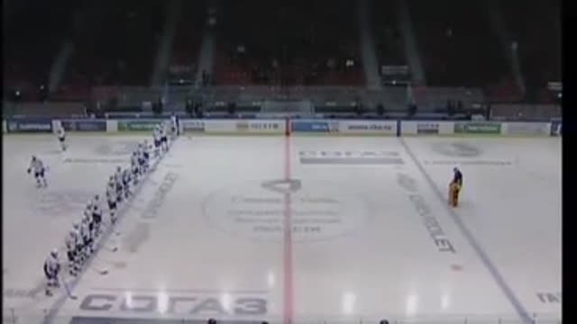 Команды появляются на льду