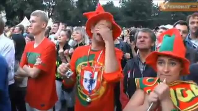 Болельщики сборной Португалии радуются во Львове победе над сбор