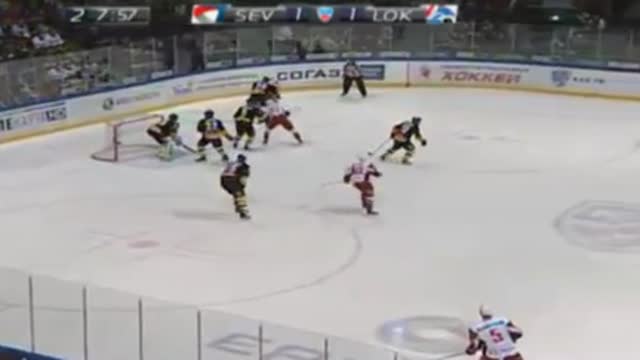 Видео . 1:2 Плотников ("Локомотив") отправляет шайбу в ворота