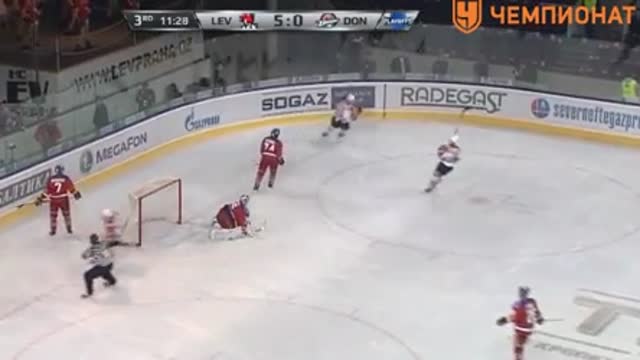 Видео.5-1 Захаров ("Донбасс") отыгрывает одну шайбу