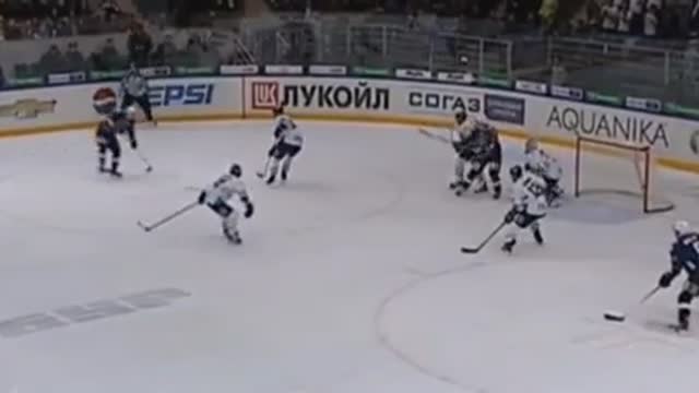 Видео. Макаров ("Торпедо") покидает лёд на носилках