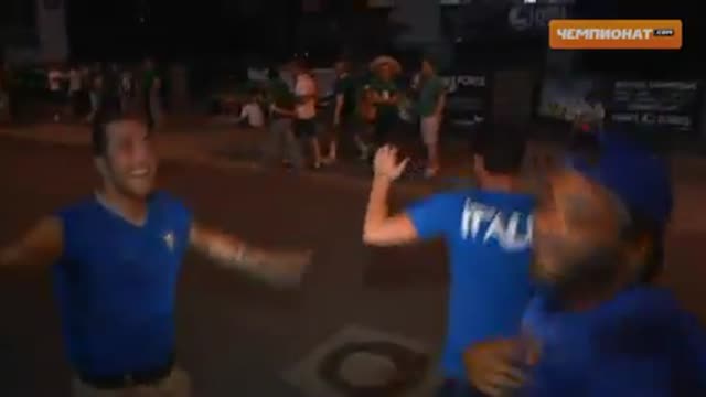 Болельщики сборных Италии и Ирландии подводят итоги матча между 