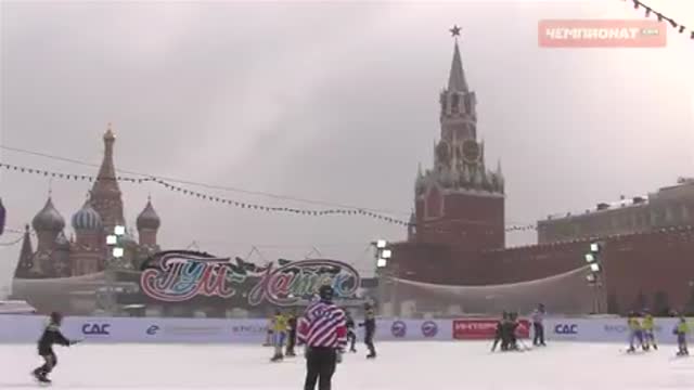 В центре Москвы проходит детский и ветеранский турнир по хоккею 