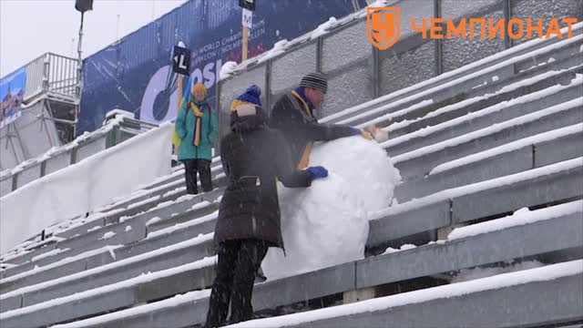 Украинские болельщики лепят снеговика