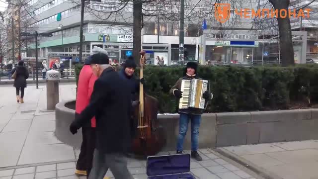 Музыканты играют у метро в центре Осло